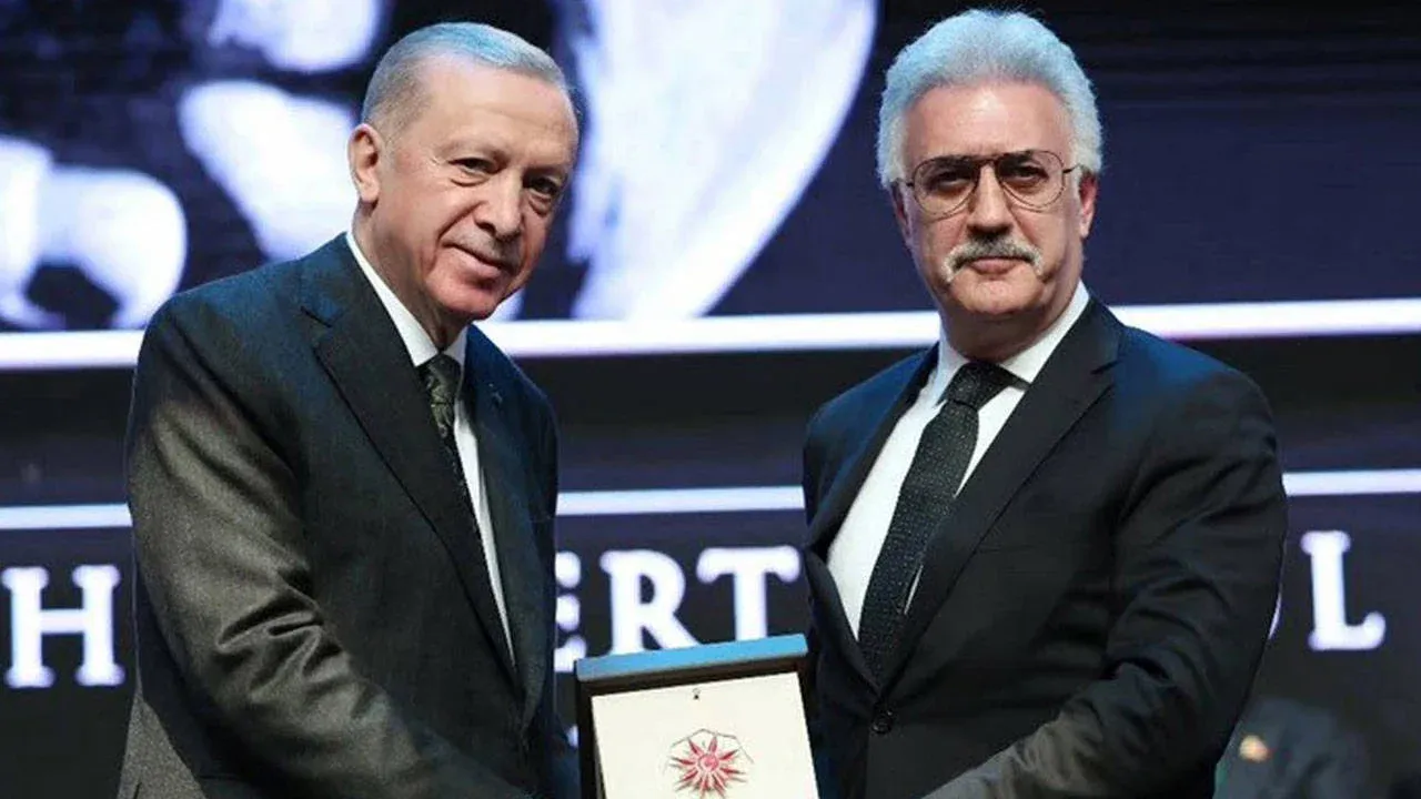 Tamer Karadağlı’nın Cumhurbaşkanı Recep Tayyip Erdoğan ile birlikte görüldüğü tören fotoğrafı.