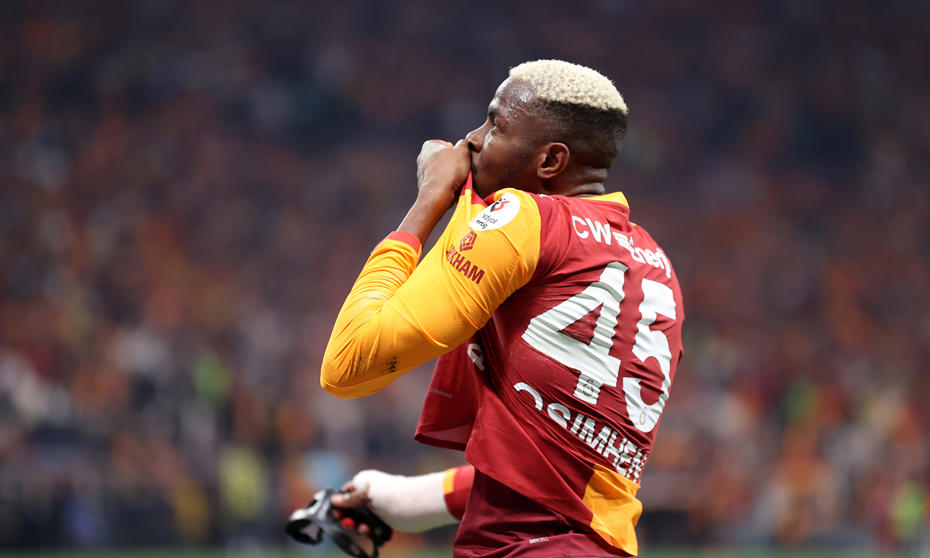 Victor Osimhen Galatasaray formasıyla tribünlere dönük şekilde görülüyor