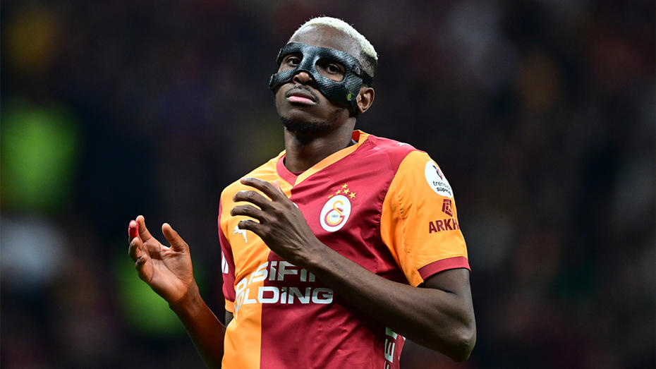 Victor Osimhen Galatasaray formasıyla sahada yüz maskesiyle görülüyor