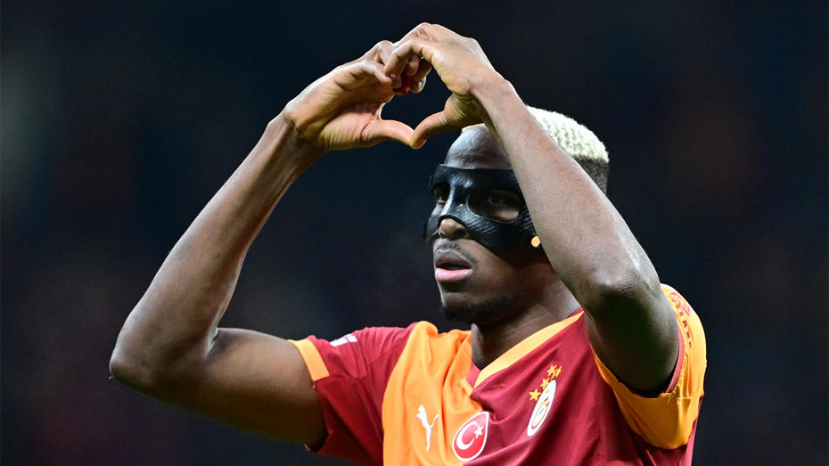 Victor Osimhen Galatasaray formasıyla elleriyle kalp işareti yapıyor