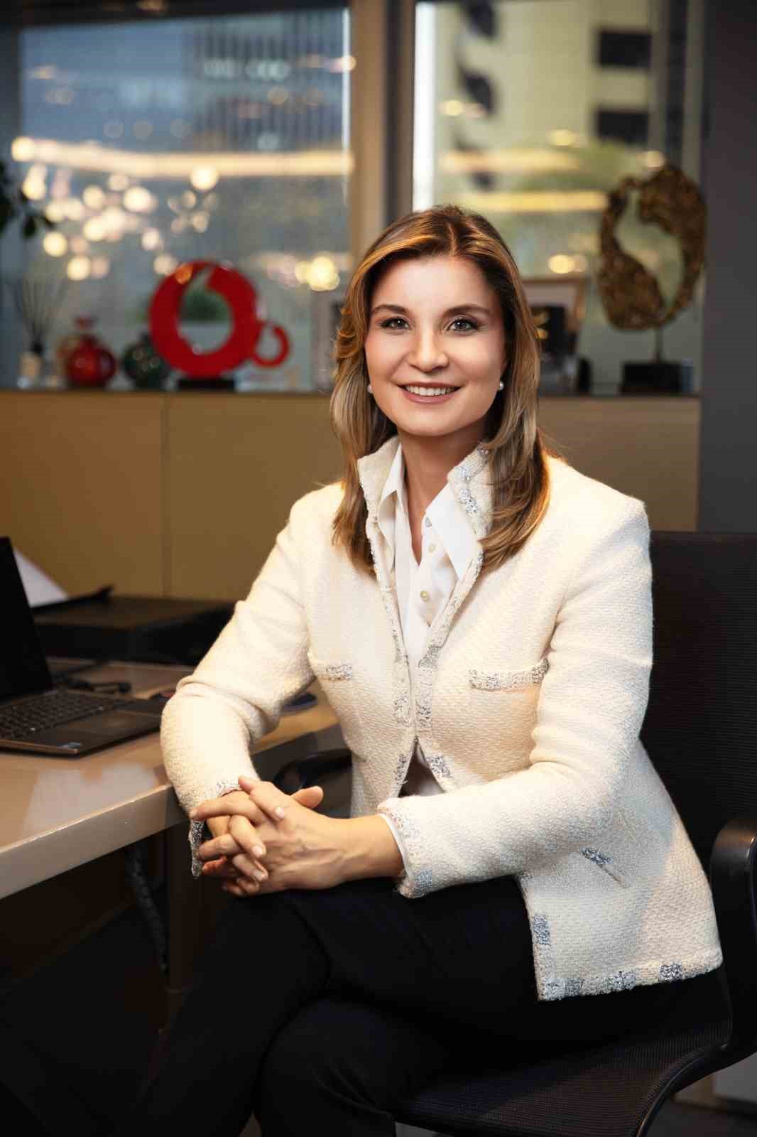 Vodafone Türkiye İcra Kurulu Başkan Yardımcısı Nazlı Tlabar Güler’in ofis ortamında çekilmiş portresi.