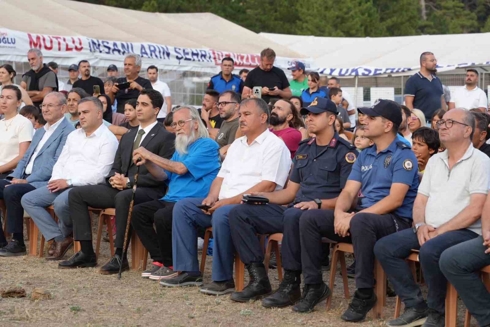 Topuklu Yaylası’nda düzenlenen gökyüzü gözlem şenliğinin açılış töreninden katılımcıların görüntüsü.