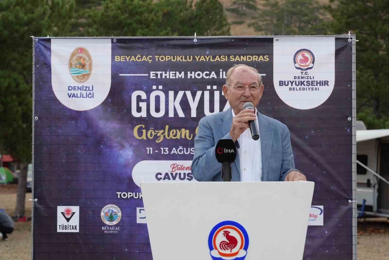 Gökyüzü Gözlem Şenliği açılışında kürsüde konuşma yapan bir katılımcı.