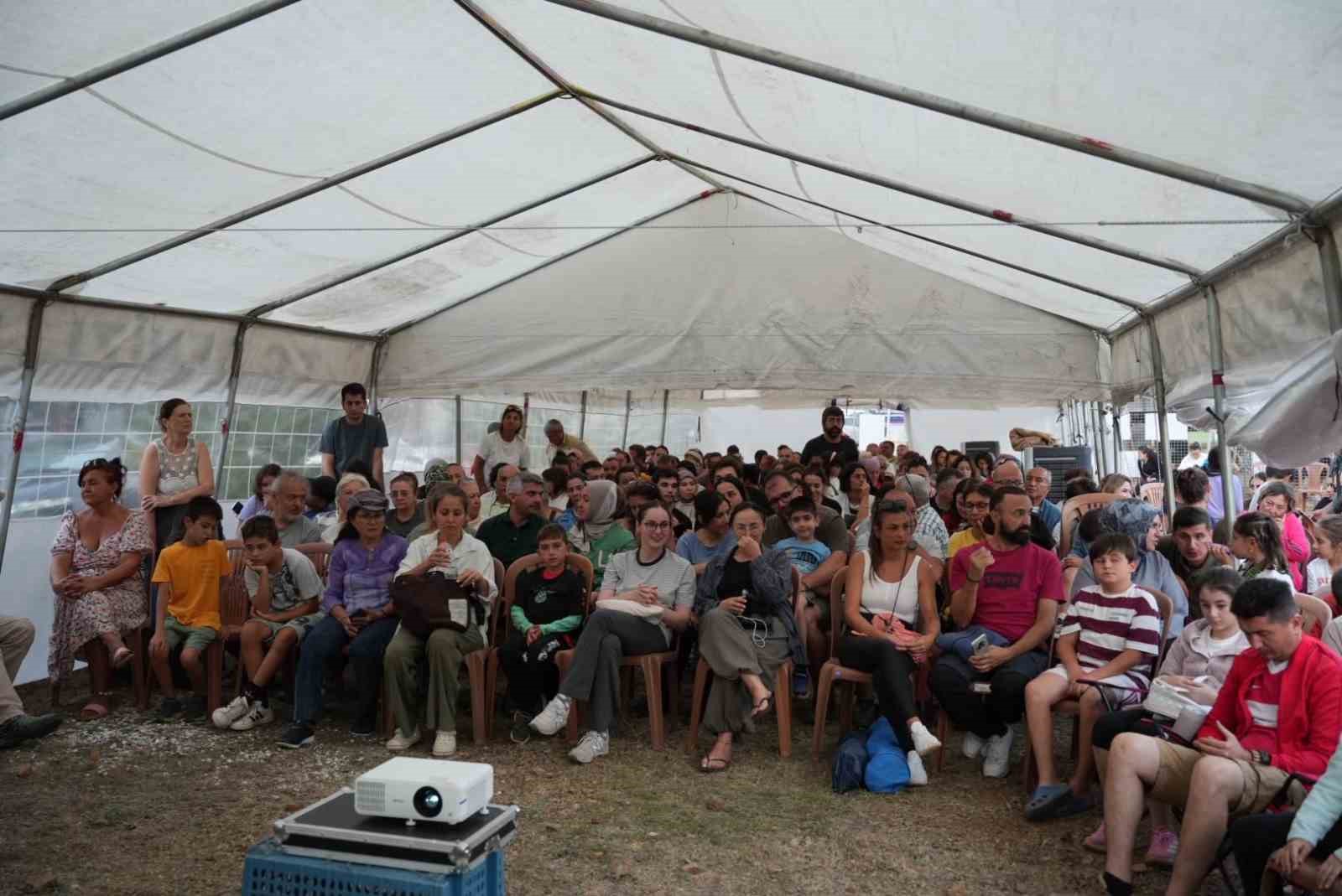 Topuklu Yaylası’nda çadır altında düzenlenen bilim etkinliğini izleyen katılımcılar.