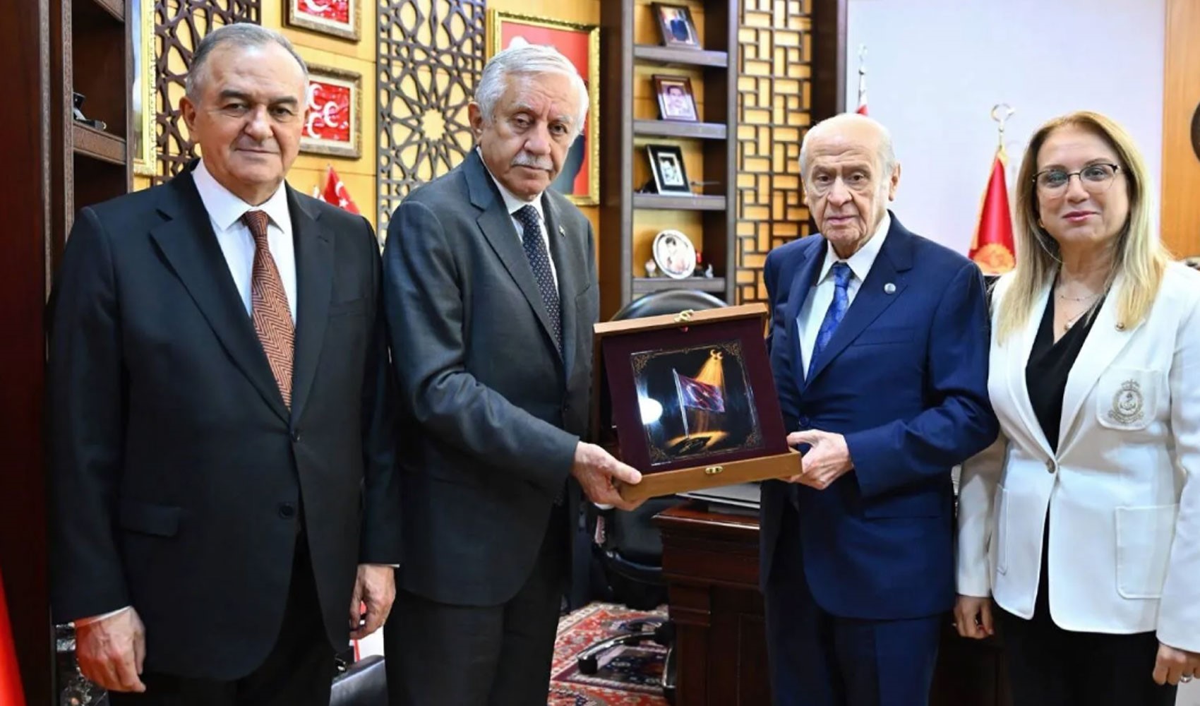 MHP TBMM Grubu'ndan, Devlet Bahçeli'ye 'hediyeli' ziyaret