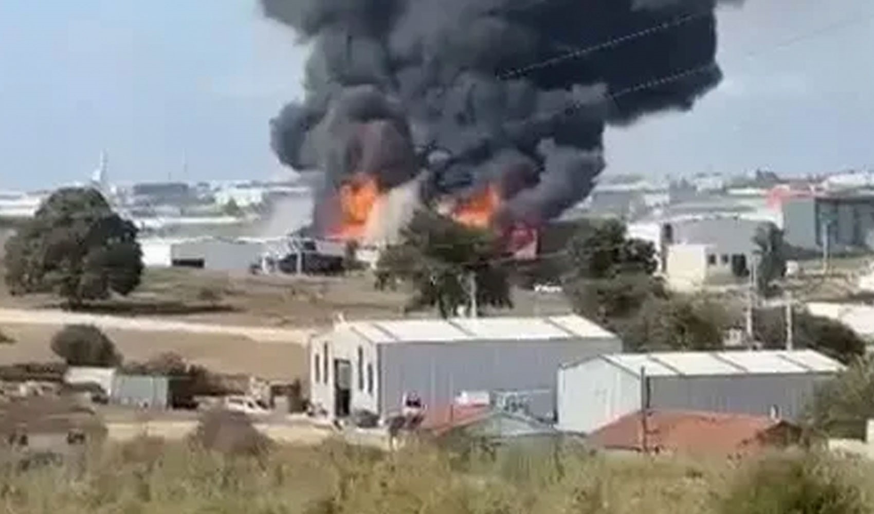 Gebze’de tesiste yangın: Yoğun duman gökyüzünü kapladı