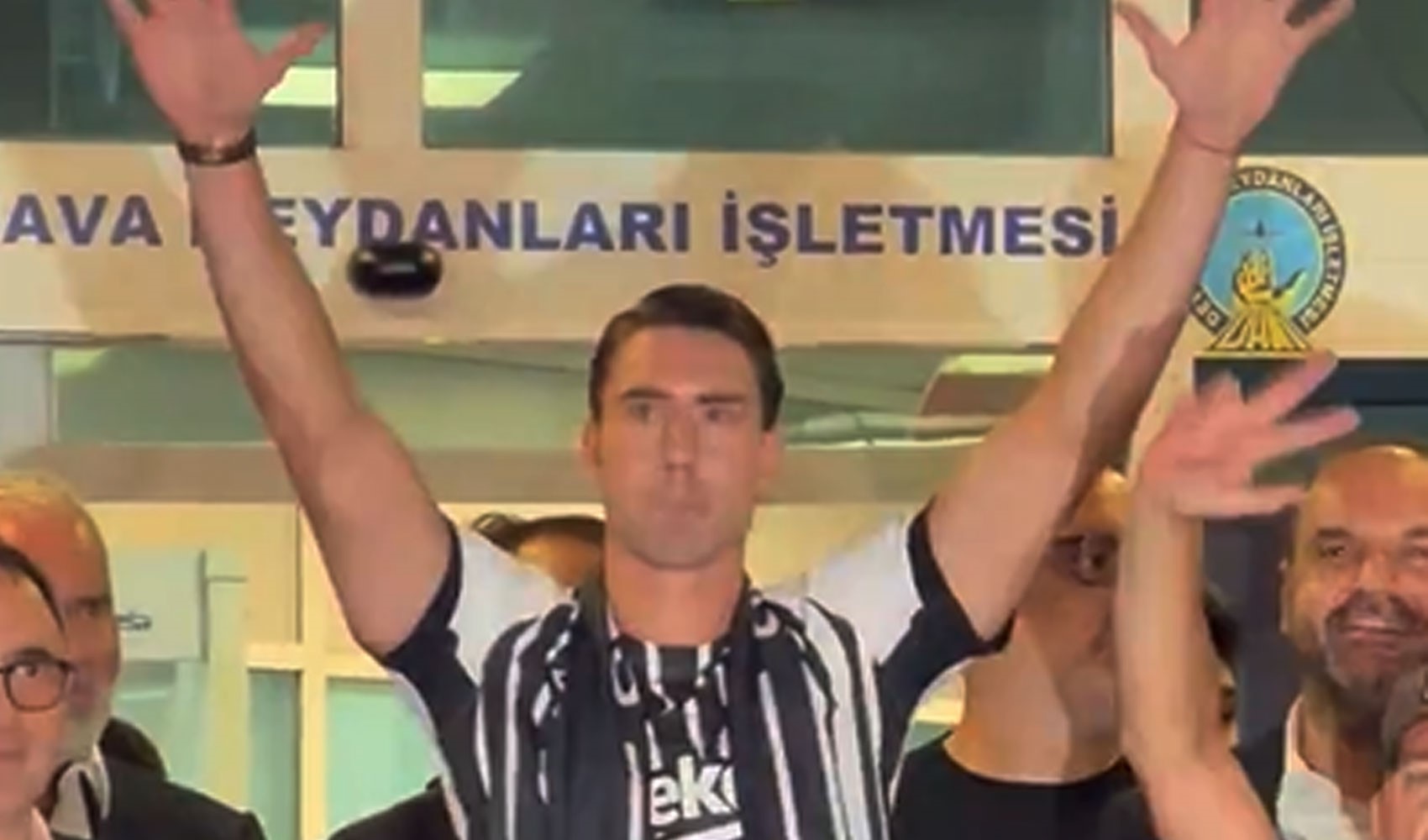 Dusan Vlahovic, İstanbul’a geldi, taraftara üçlü çektirdi