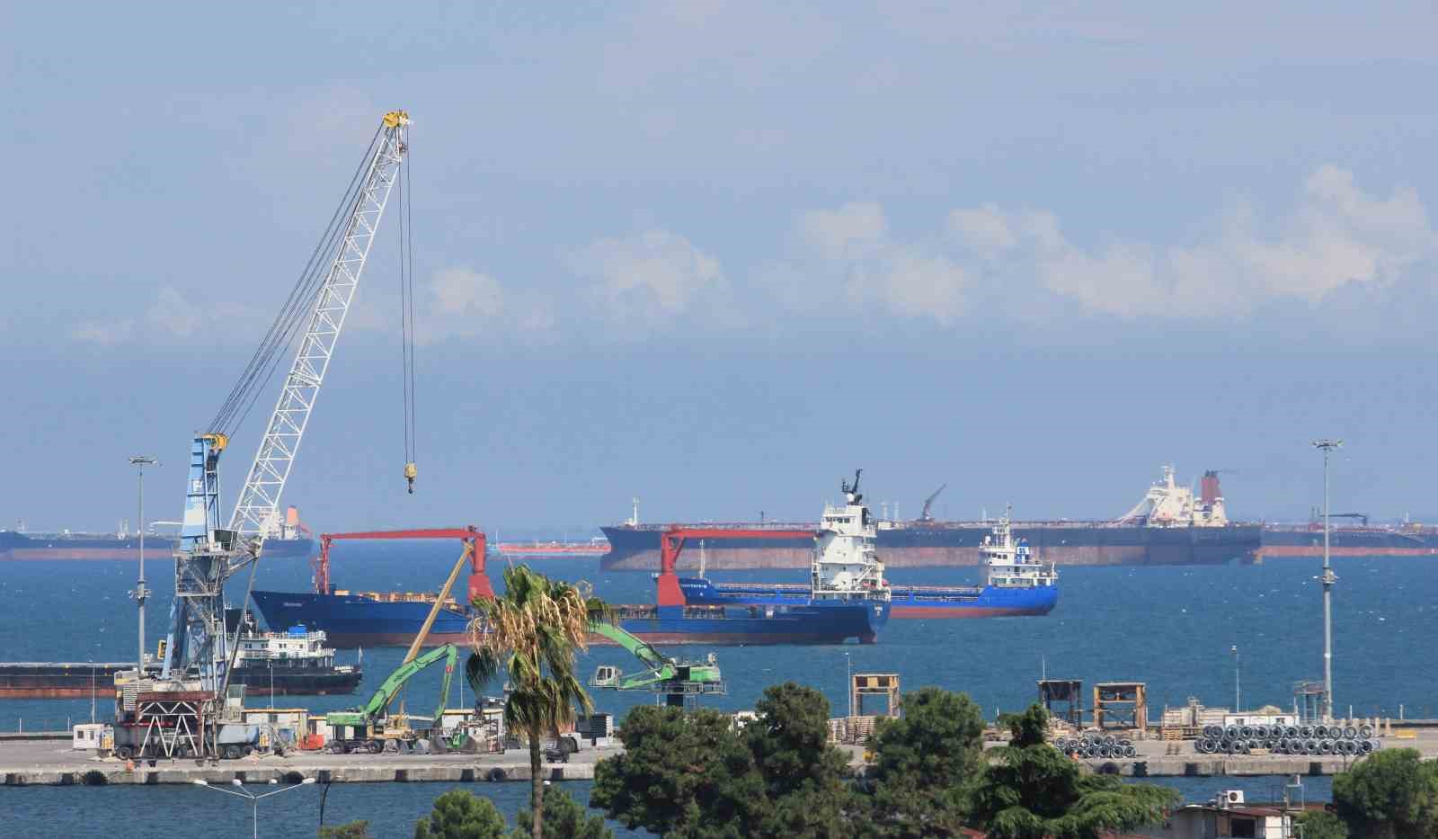 Samsun Limanı çevresinde vinçler ve açıkta bekleyen ticari gemiler.
