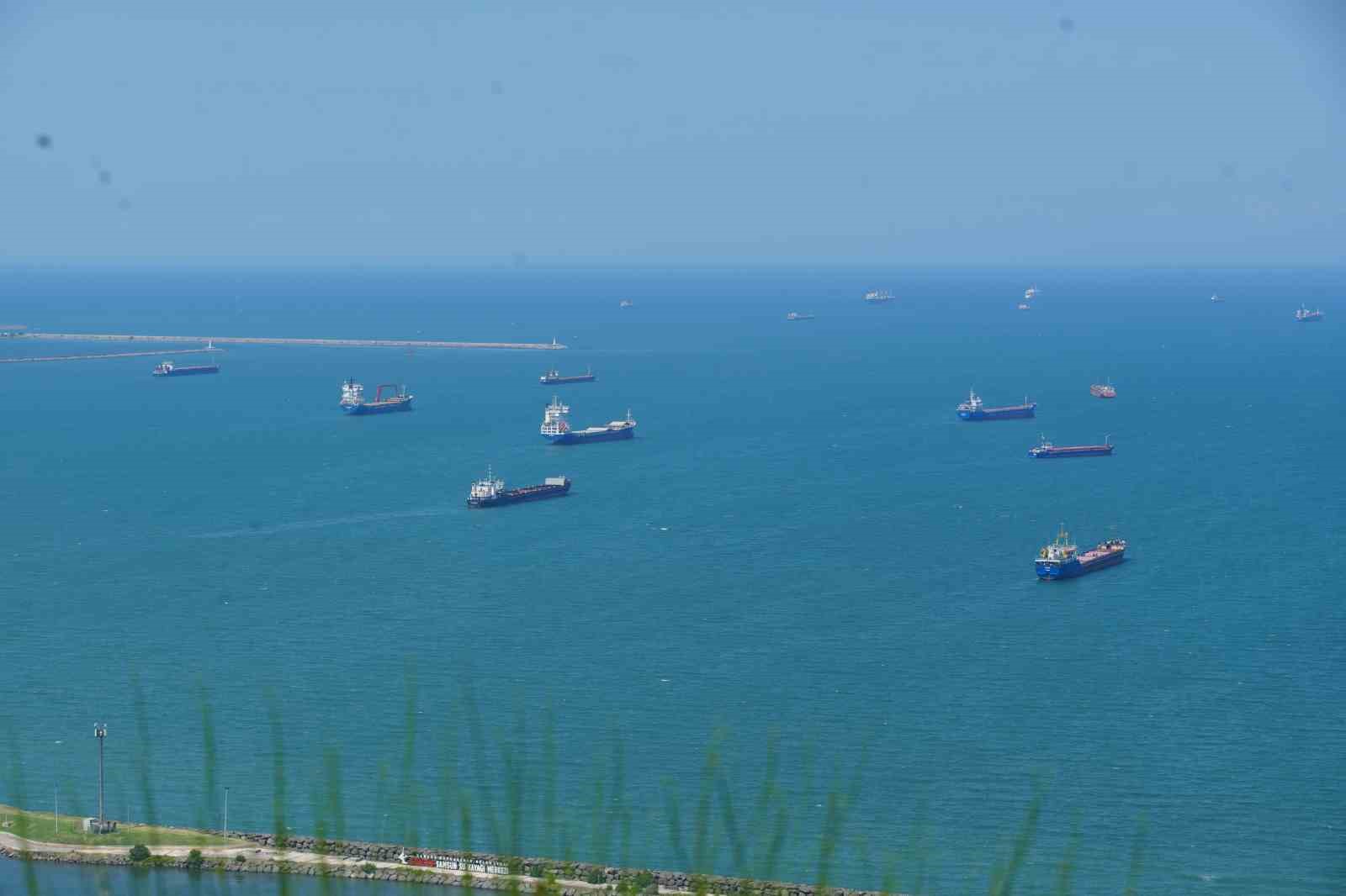 Karadeniz kıyısında açıkta bekleyen çok sayıda ticari geminin havadan görünümü.