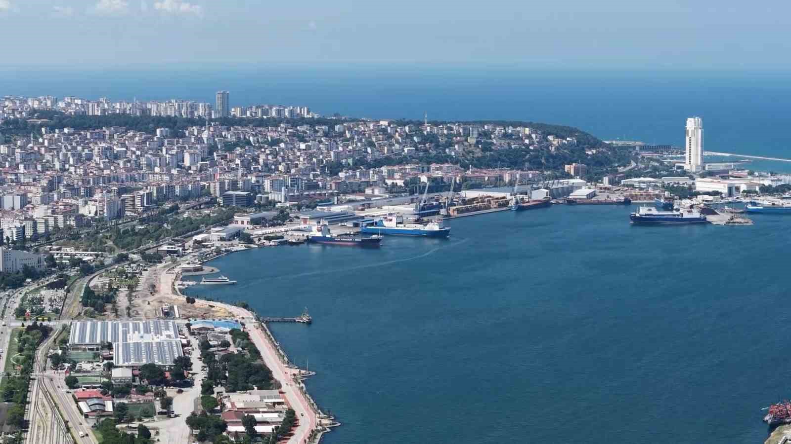 Samsun kıyı şeridi, liman alanı ve açık denizin havadan görünümü.