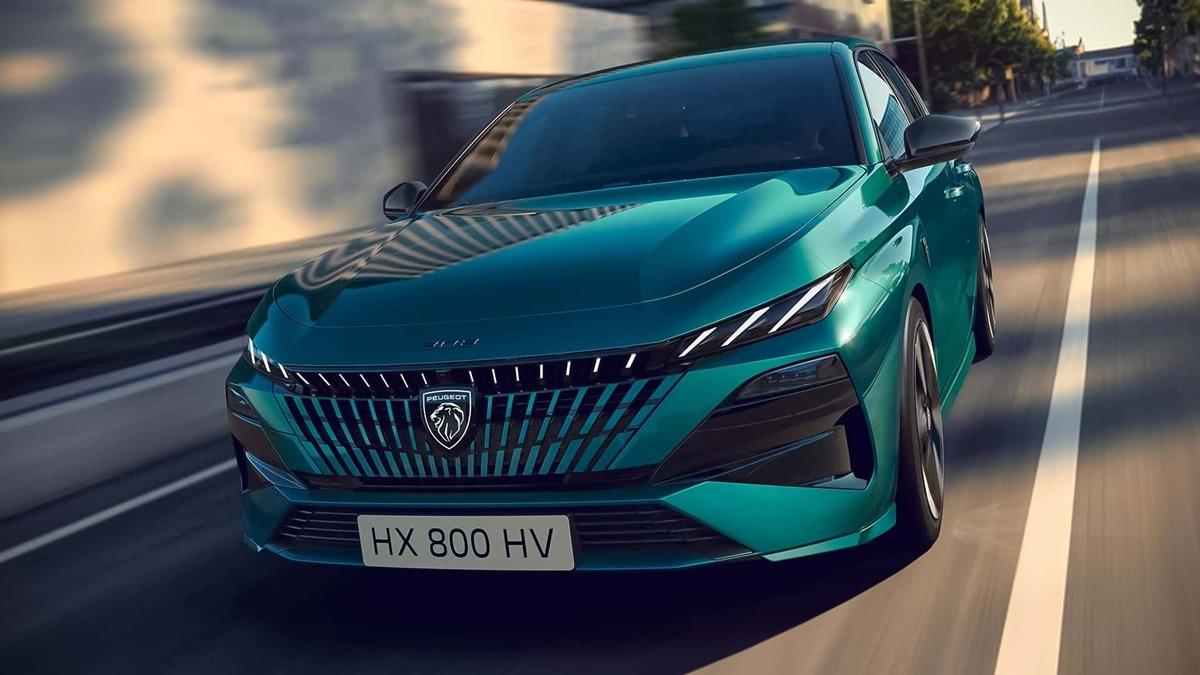 Yolda ilerleyen yeşil renkli yeni Peugeot 308’in önden görünümü.