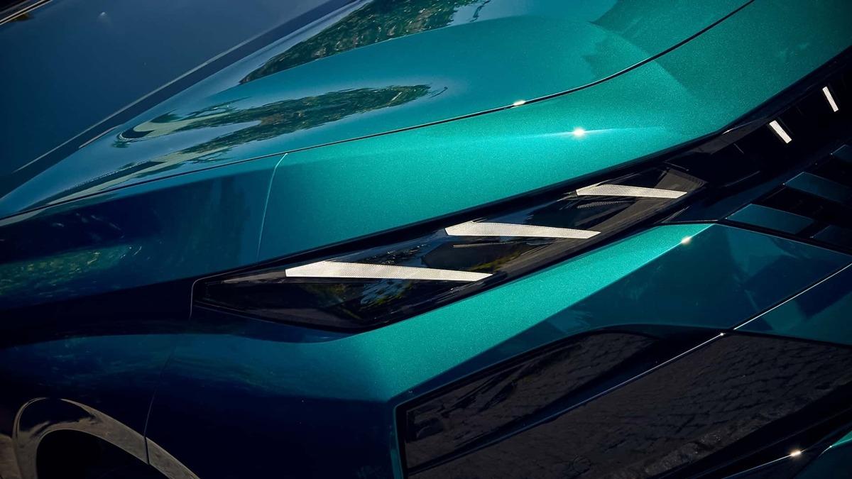 Yeni Peugeot 308’in ön far ve kaput detaylarını gösteren yakın plan görüntü.