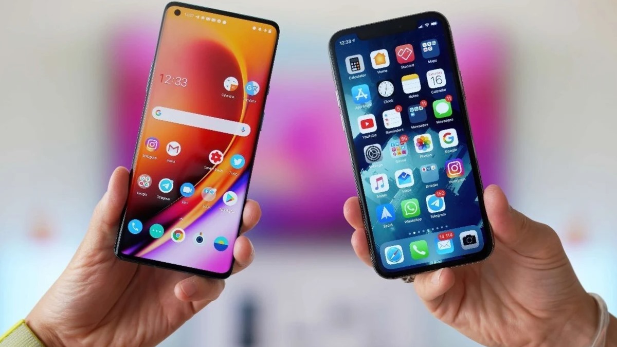 Bir elde Android, diğer elde iOS arayüzlü iki akıllı telefon tutuluyor.