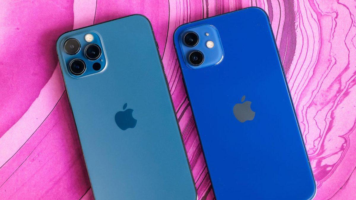 Pembe zemin üzerinde arka yüzleri görünen iki mavi iPhone modeli.