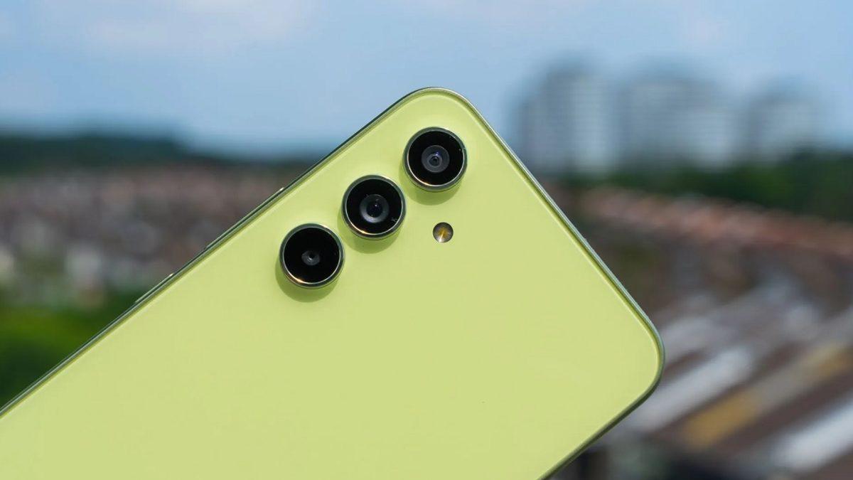 Açık yeşil renkli, üç arka kameralı bir Android telefonun yakın plan görüntüsü.