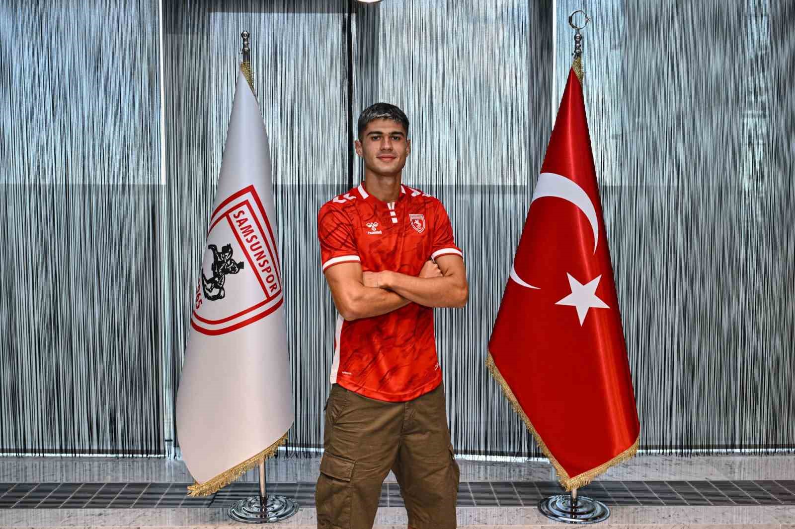 Samsunspor forması giyen Gabriele Guarino, kulüp ve Türk bayraklarının arasında poz veriyor.