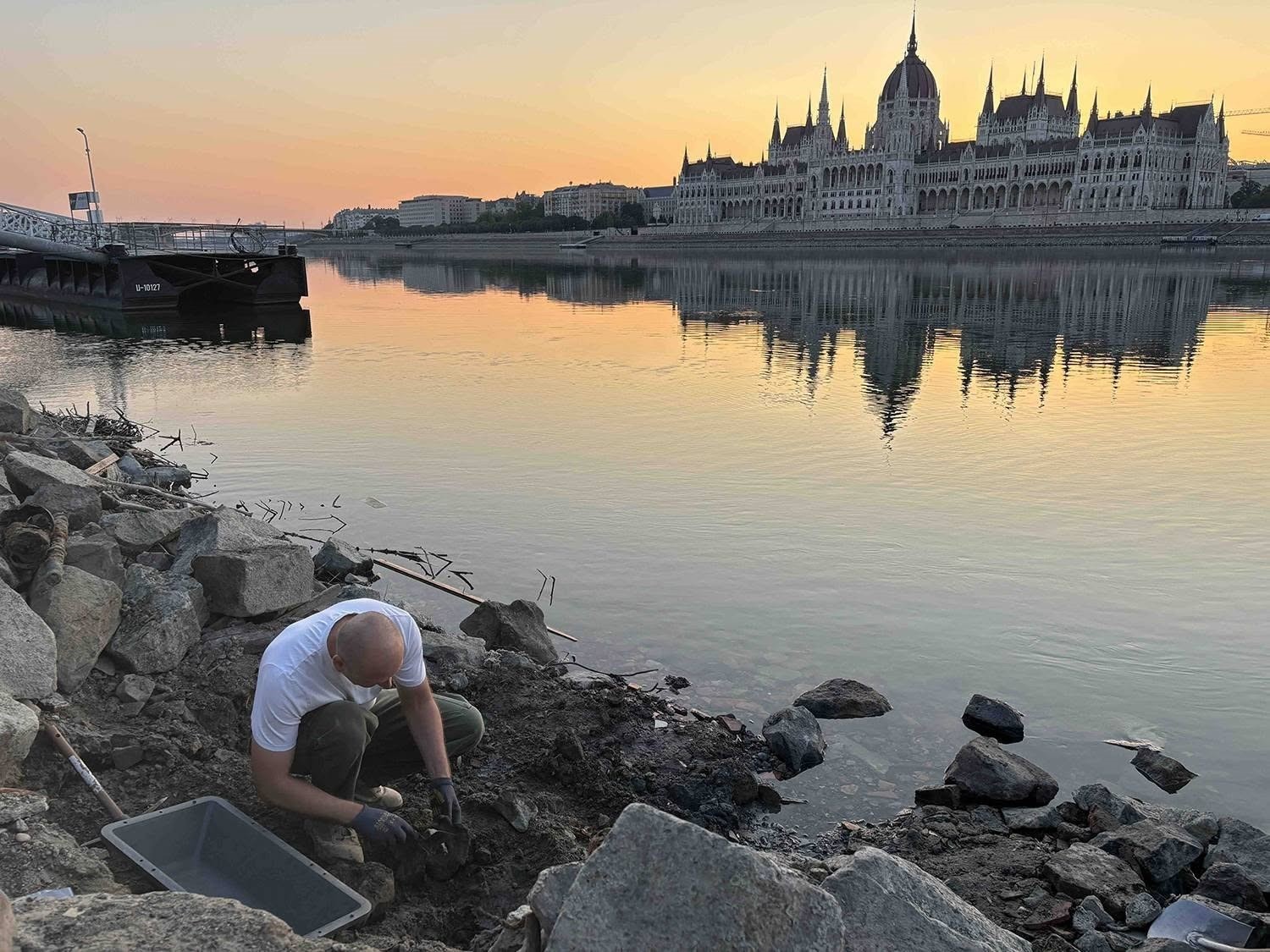 Budapeşte’de Tuna Nehri kıyısında yürütülen arama çalışmaları ve arka planda Parlamento binası.