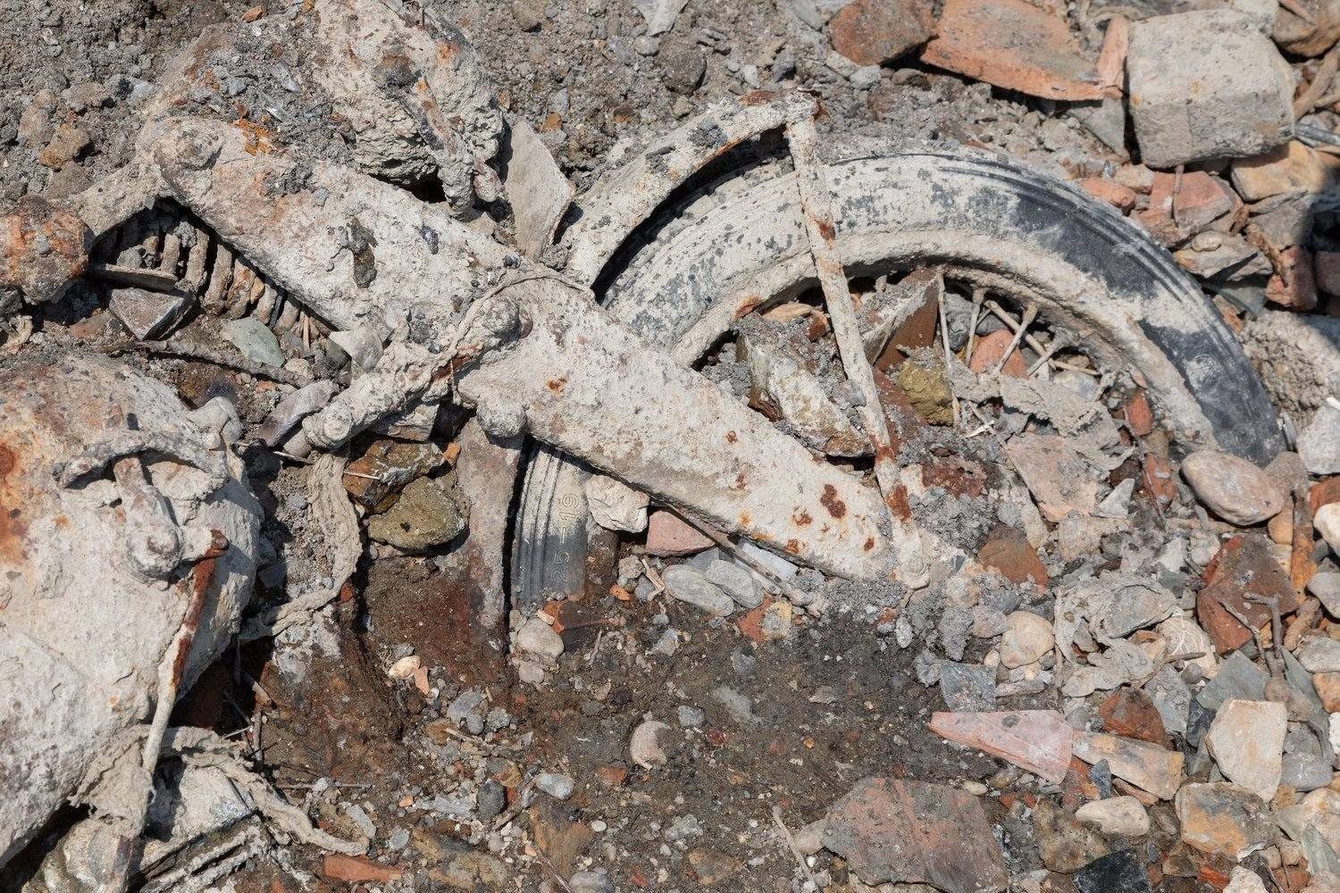 Tuna Nehri yatağında çamur ve taşlar arasında görülen II. Dünya Savaşı döneminden kalma motosiklet parçası.