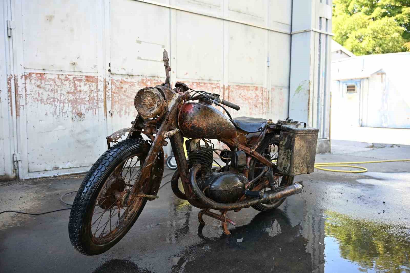Nehirden çıkarıldıktan sonra temizlenen paslı DKW NZ 350-1 model motosiklet.