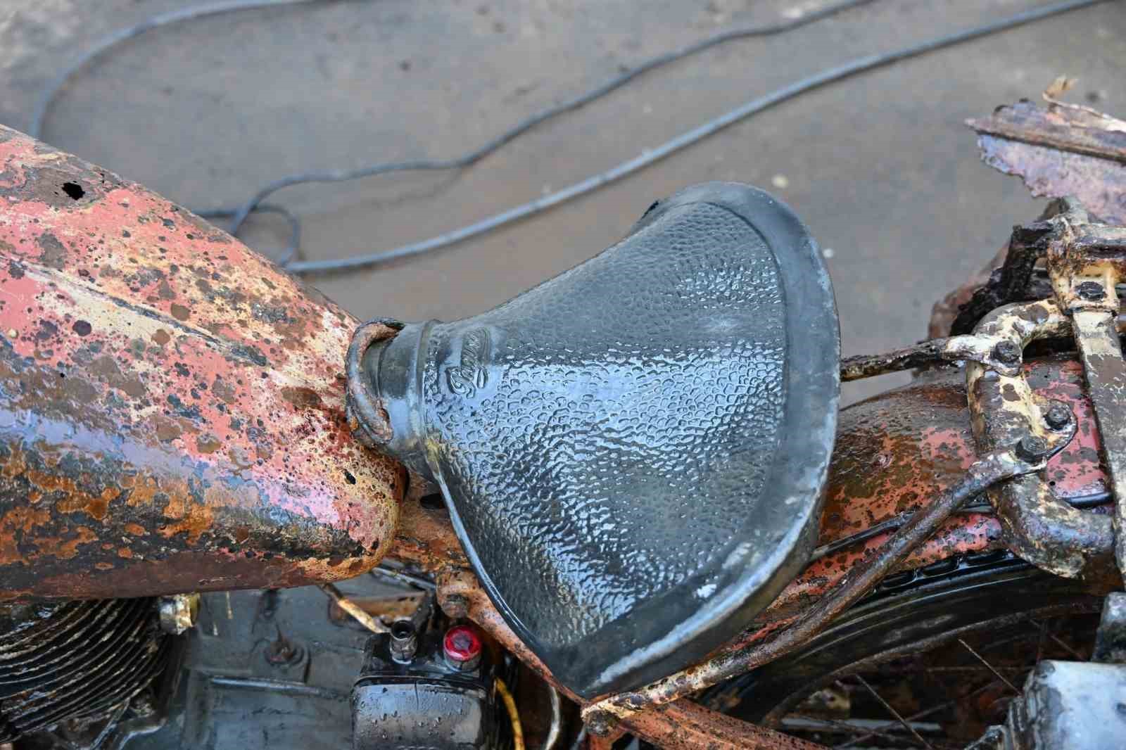 Paslı motosikletin sele ve gövde bölümünden yakın plan detay.