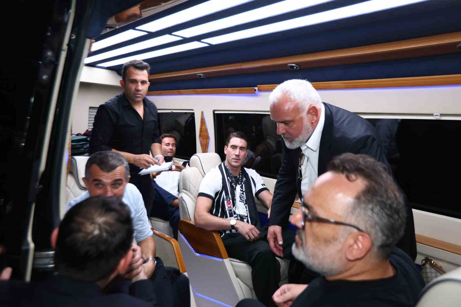 Dusan Vlahovic ve Beşiktaş yöneticileri havalimanı transfer aracında görülüyor.