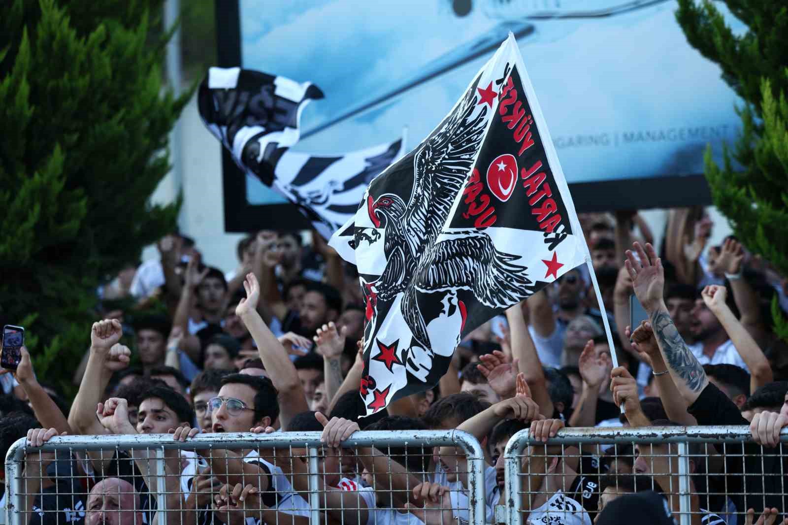 Atatürk Havalimanı dışında Beşiktaş bayrakları taşıyan taraftarlar görülüyor.