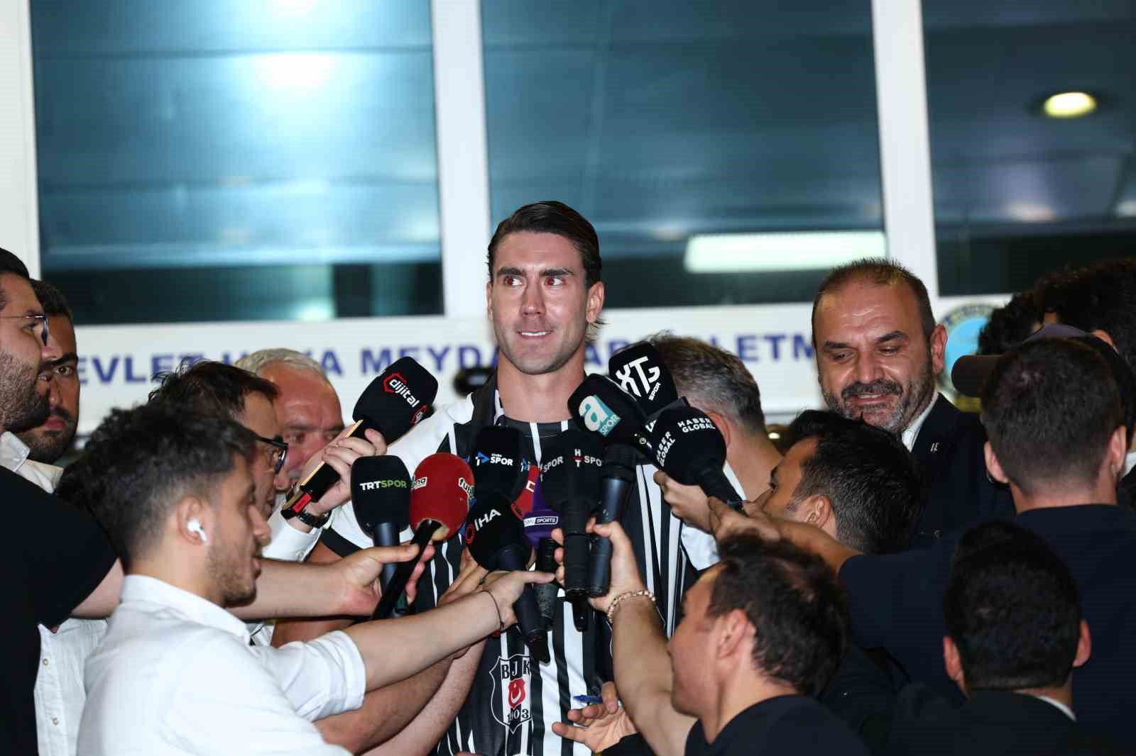 Dusan Vlahovic, etrafındaki mikrofonlar ve basın mensupları arasında açıklama yapıyor.