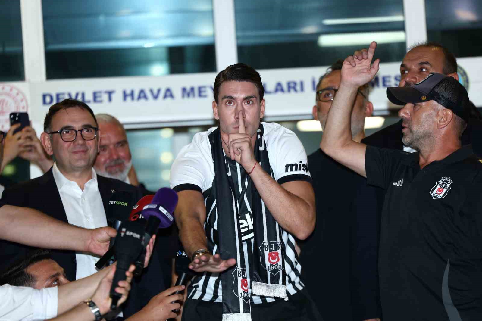 Dusan Vlahovic, havalimanı çıkışında taraftarlara sessizlik işareti yapıyor.
