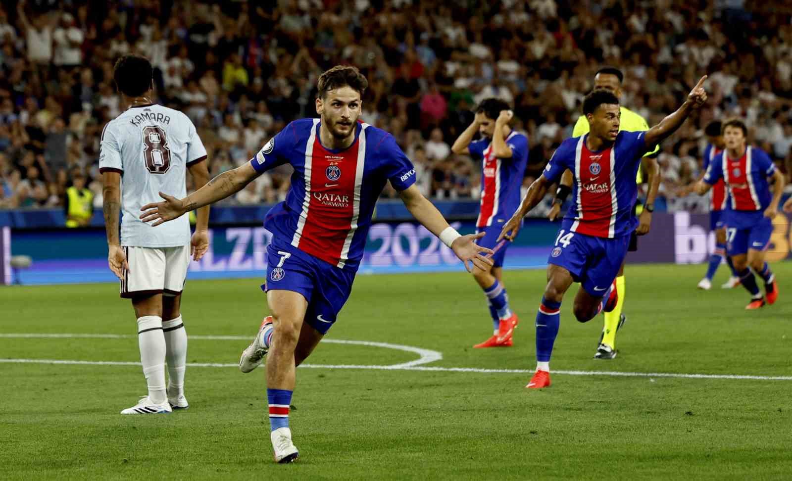 UEFA Süper Kupa finalinde Paris Saint-Germainli futbolcuların gol sevinci.
