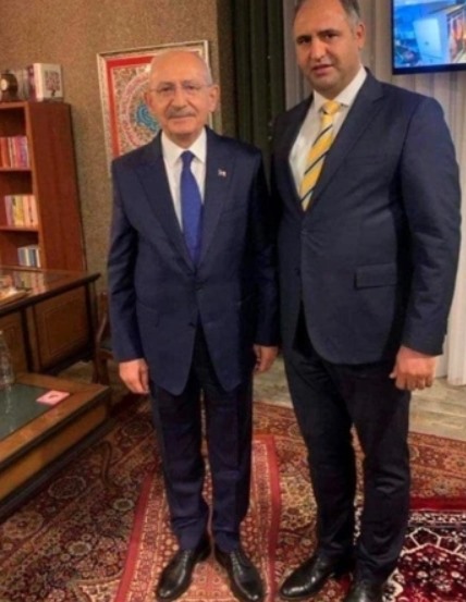 Kemal Kılıçdaroğlu ve Ali Acar’ın bir odada yan yana çekilmiş fotoğrafı.