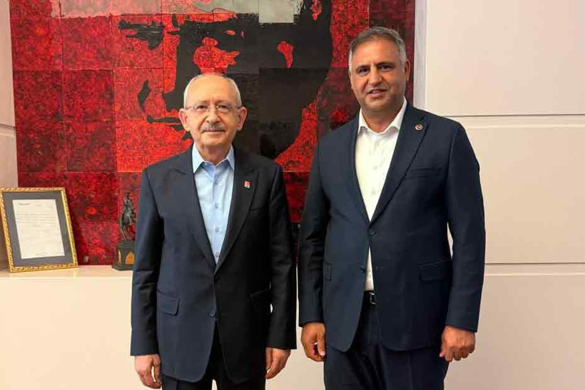 Kemal Kılıçdaroğlu ve Ali Acar’ın farklı bir ortamda yan yana çekilmiş fotoğrafı.