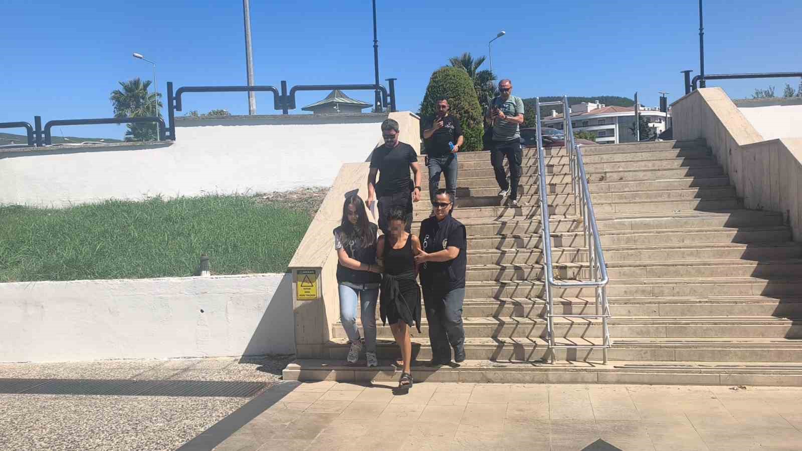 Polis ekiplerinin eşliğinde adliyeye sevk edilen şüpheli.