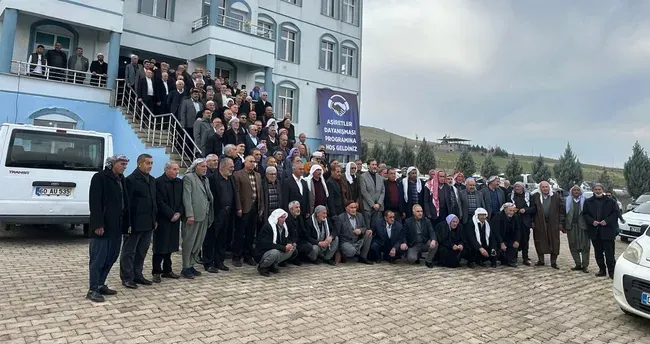 Bir bina önünde toplanan kalabalık aşiret temsilcileri ve katılımcıların grup fotoğrafı.