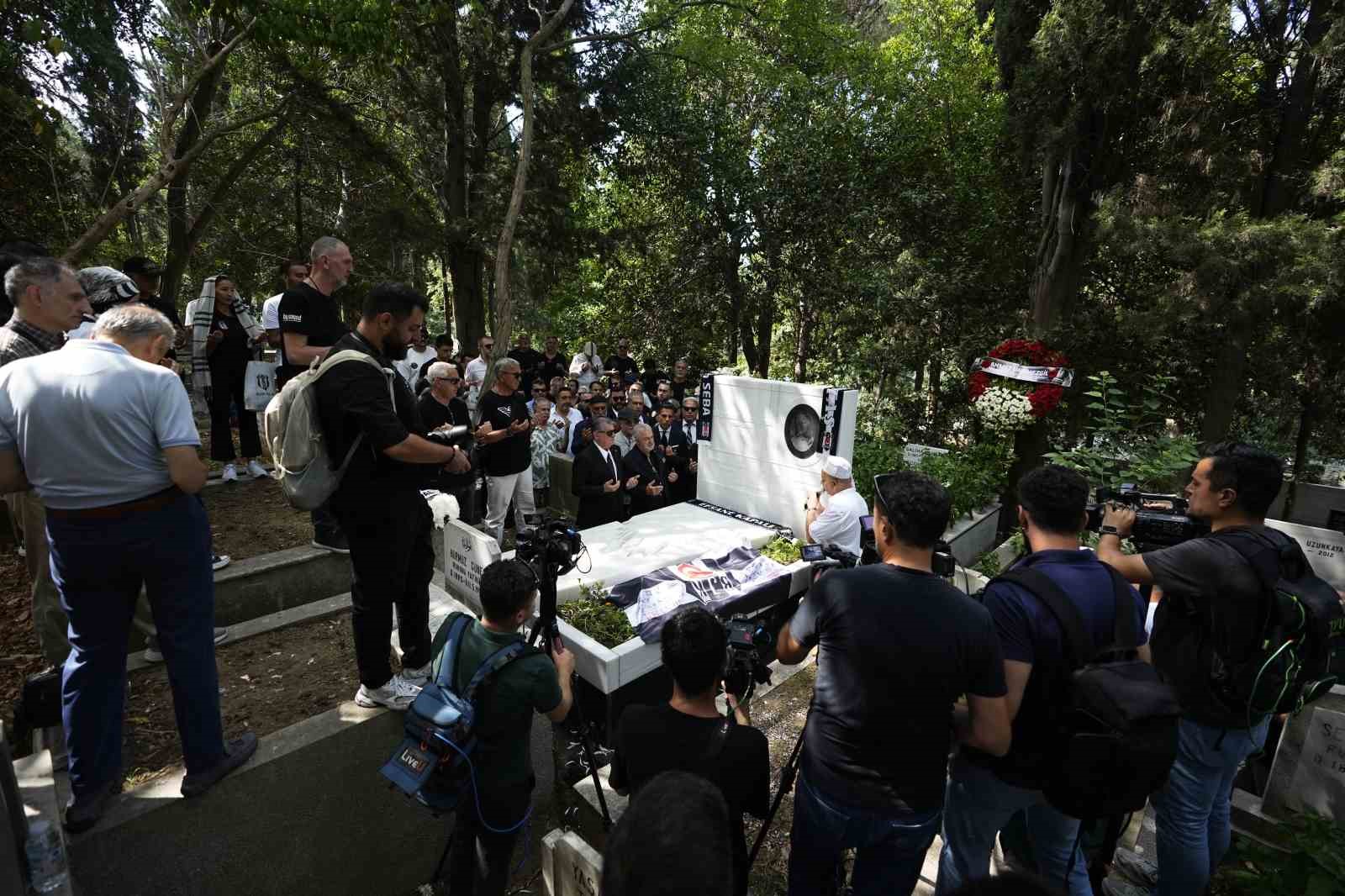 Feriköy Mezarlığı’nda Süleyman Seba’nın kabri başında düzenlenen anma töreninden geniş açı görüntü.