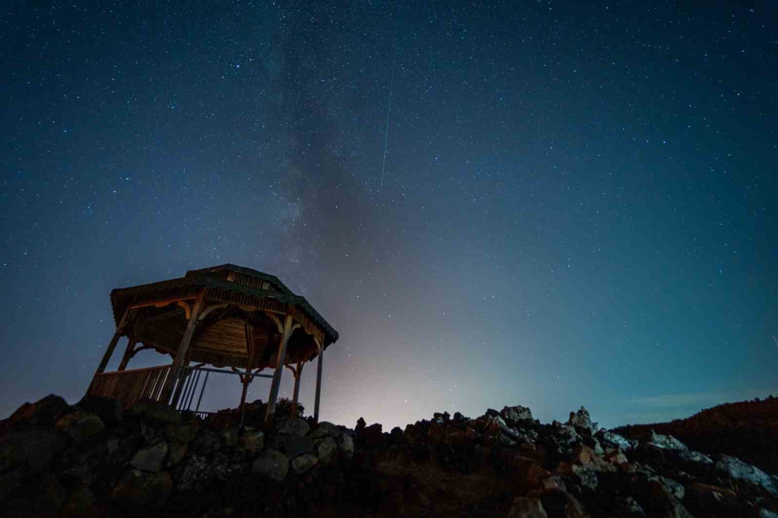 Kula’nın volkanik kayalıkları ve yıldızlı gökyüzü altında izlenen meteor yağmuru.