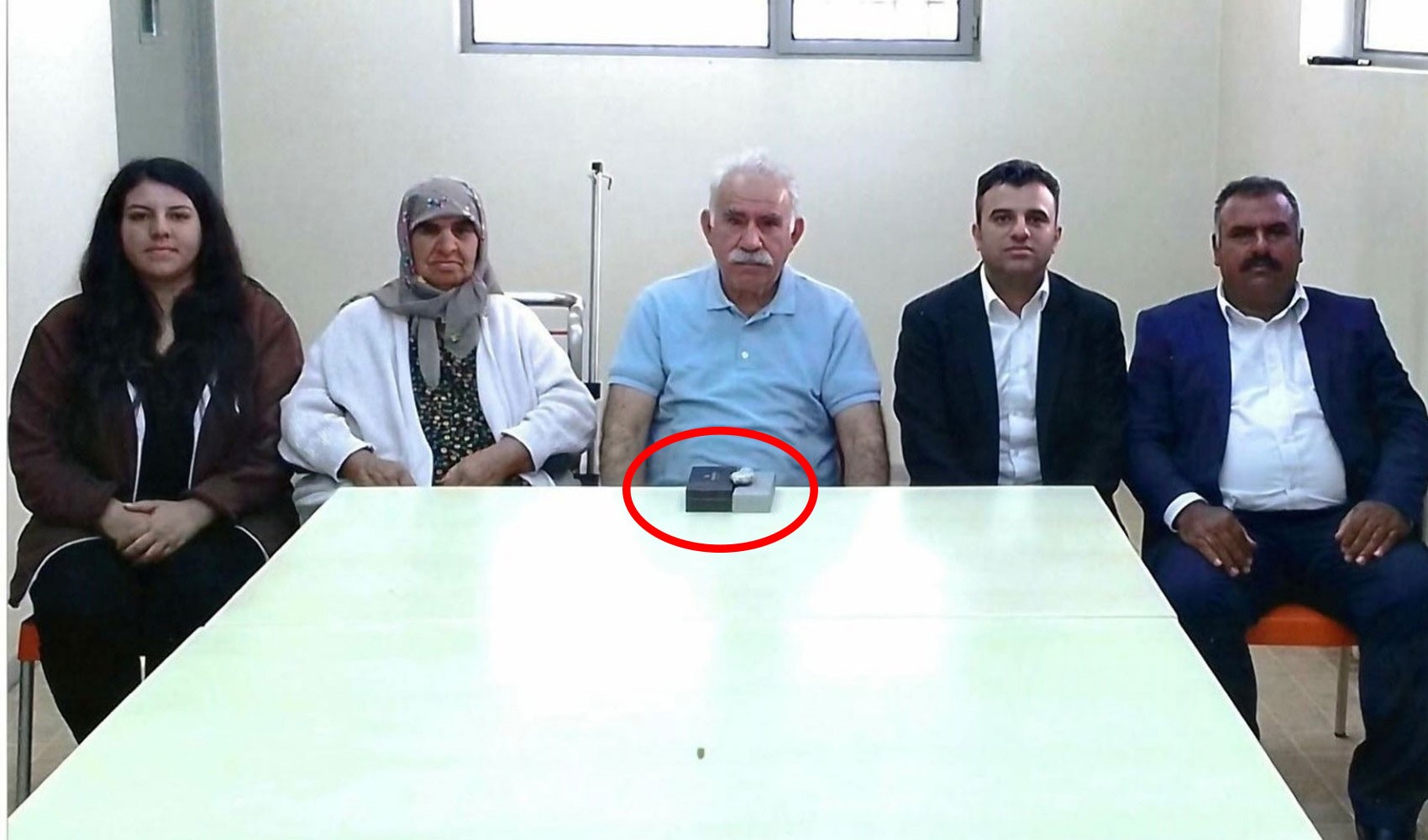10 ay sonra paylaşılmıştı: Öcalan'ın fotoğrafındaki kutuların sırrı çözüldü
