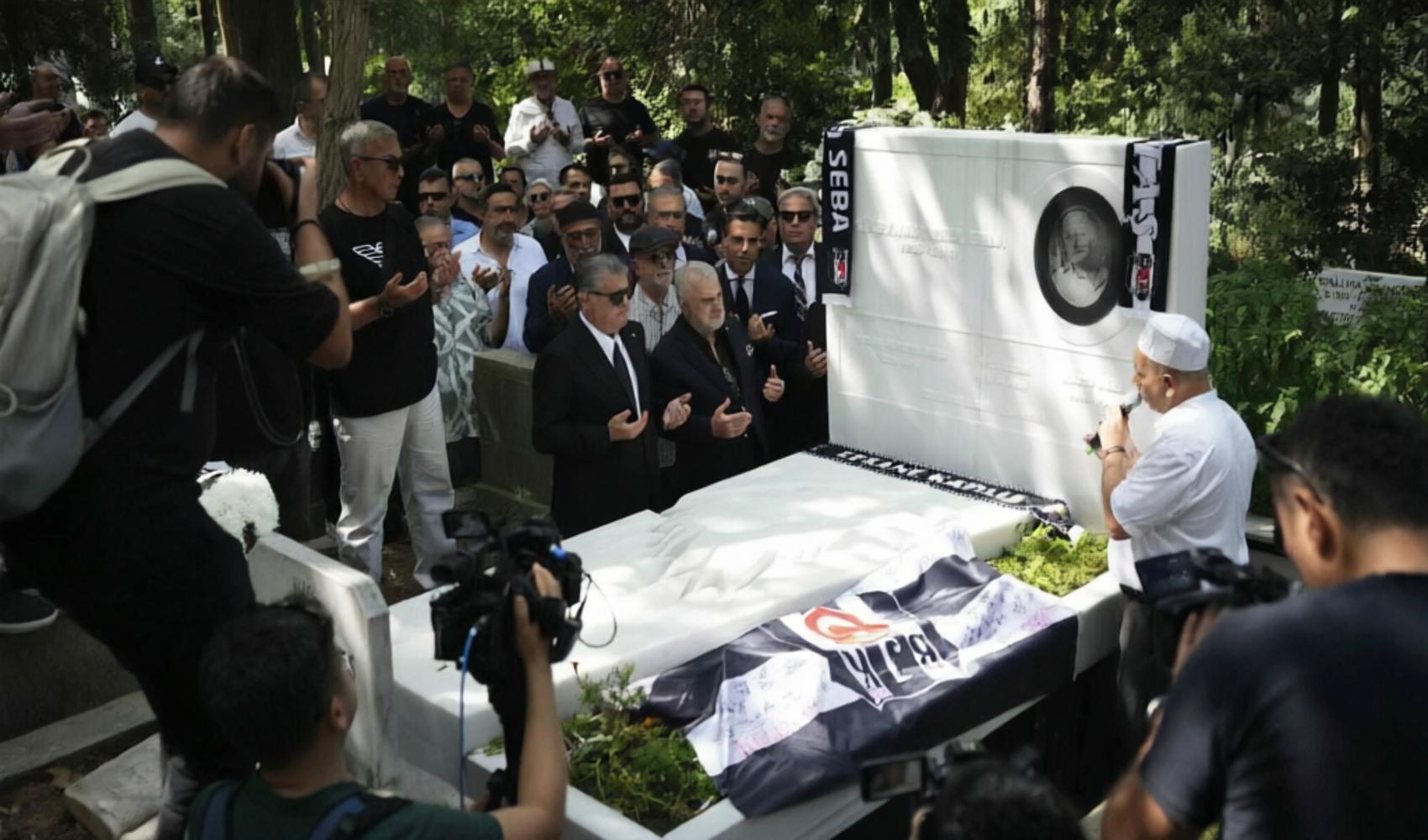Süleyman Seba, recordado en su tumba en Feriköy en el 12.º aniversario de su fallecimiento