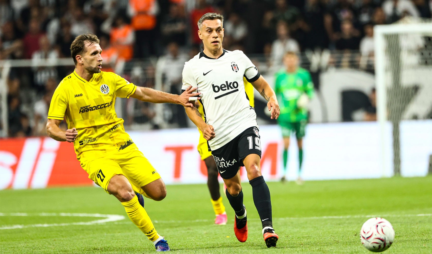 Leandro Trossard vistió la camiseta del Beşiktaş por primera vez