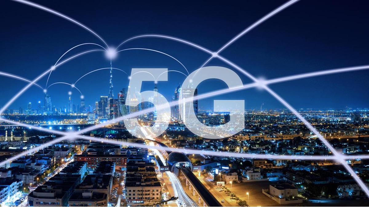 Şehir silueti üzerinde 5G bağlantısını temsil eden dijital ağ görseli.