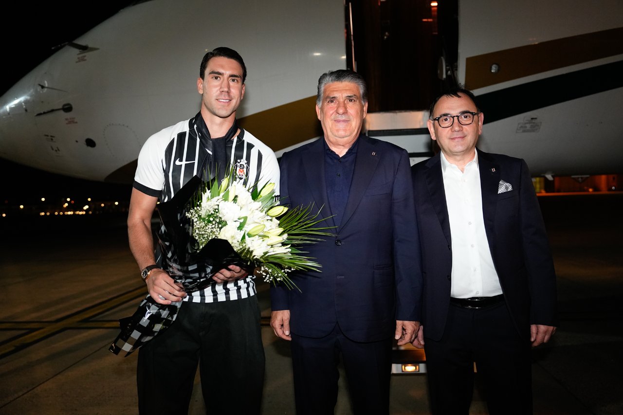 Dusan Vlahovic, Serdal Adalı ve bir kulüp yöneticisi özel uçağın önünde görülüyor.