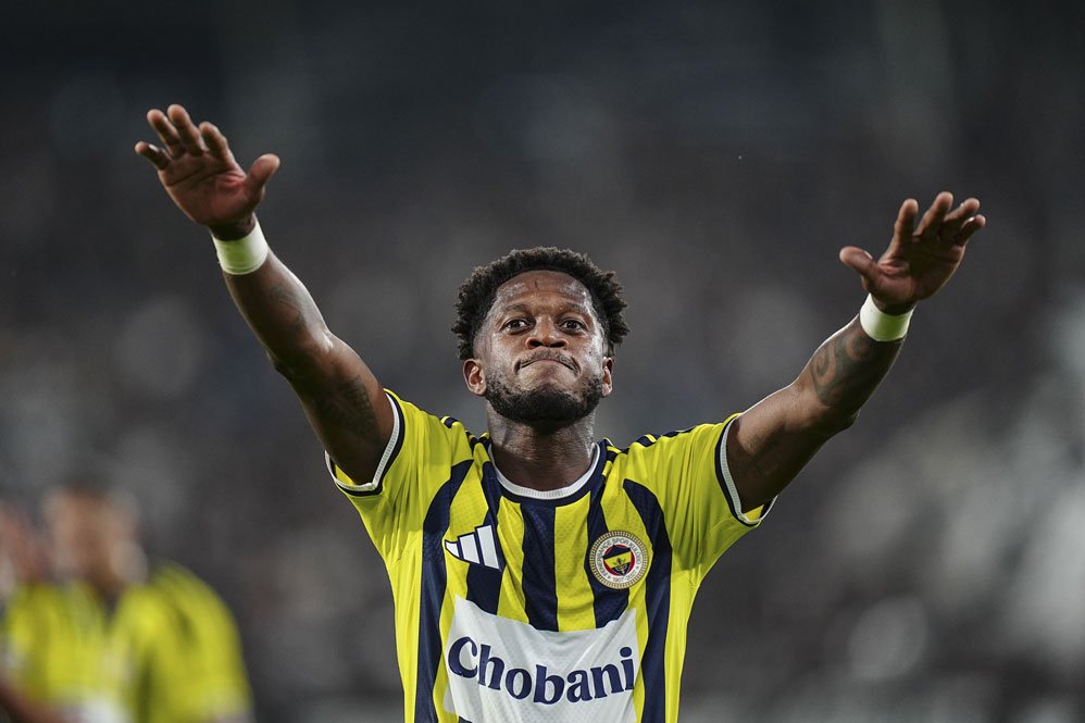 Fenerbahçe forması giyen Fred, tribünlere doğru ellerini kaldırıyor.