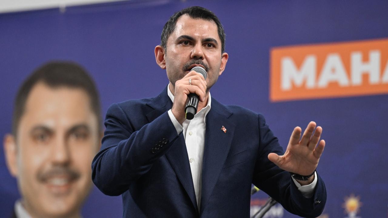 Murat Kurum'un bir toplantıda mikrofonla konuştuğu fotoğraf.