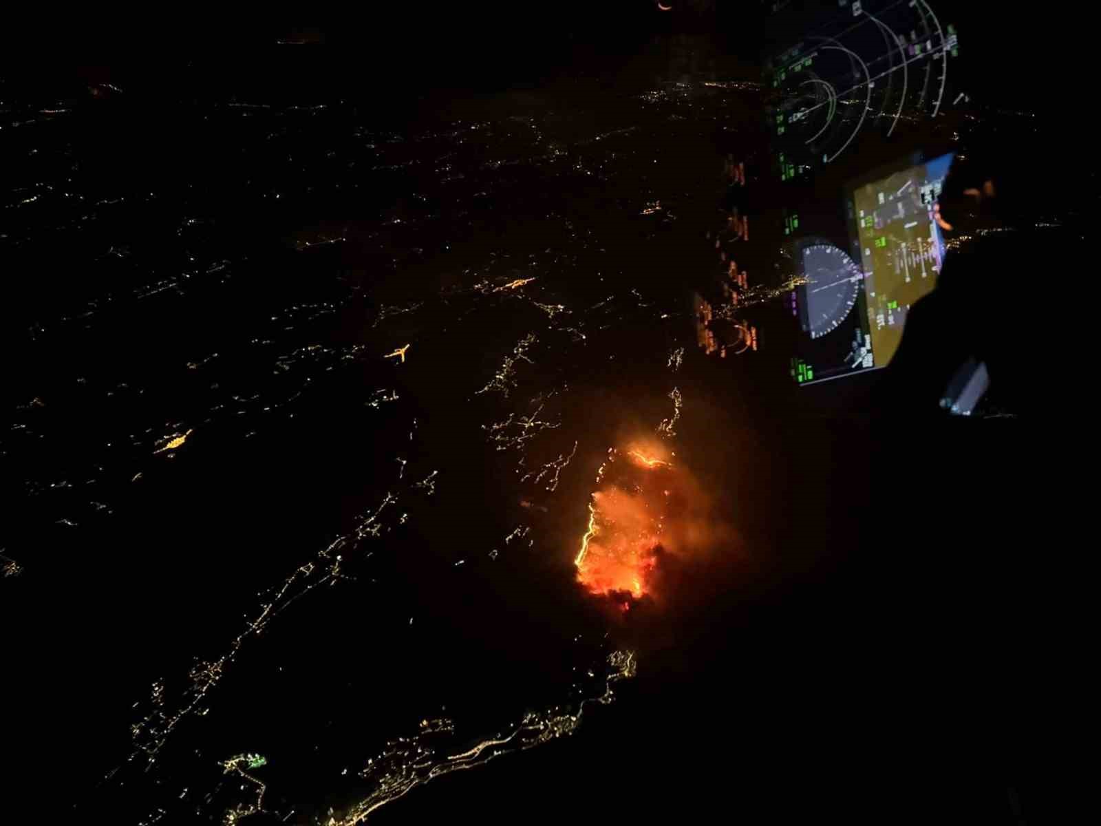 Gece saatlerinde havadan görüntülenen Dalmaçya bölgesindeki orman yangını.