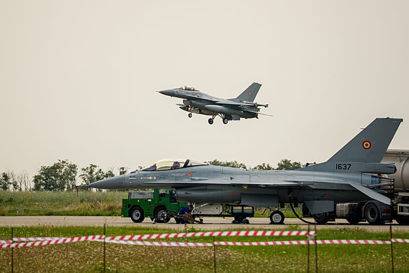 Borcea Hava Üssü 86’da düzenlenen hava polisliği tatbikatı sırasında uçan bir Romanya F-16 savaş uçağı.