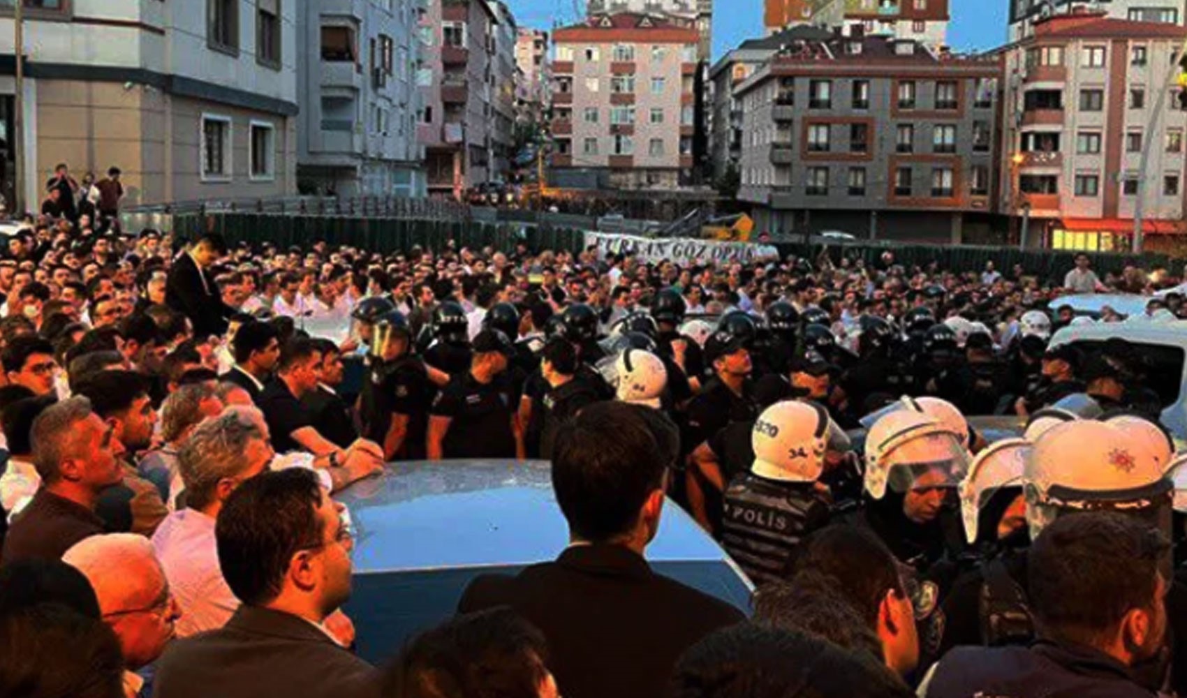 Süleymancılar'la polis arasında arbede yaşandı: Ümraniye'deki merkeze baskın