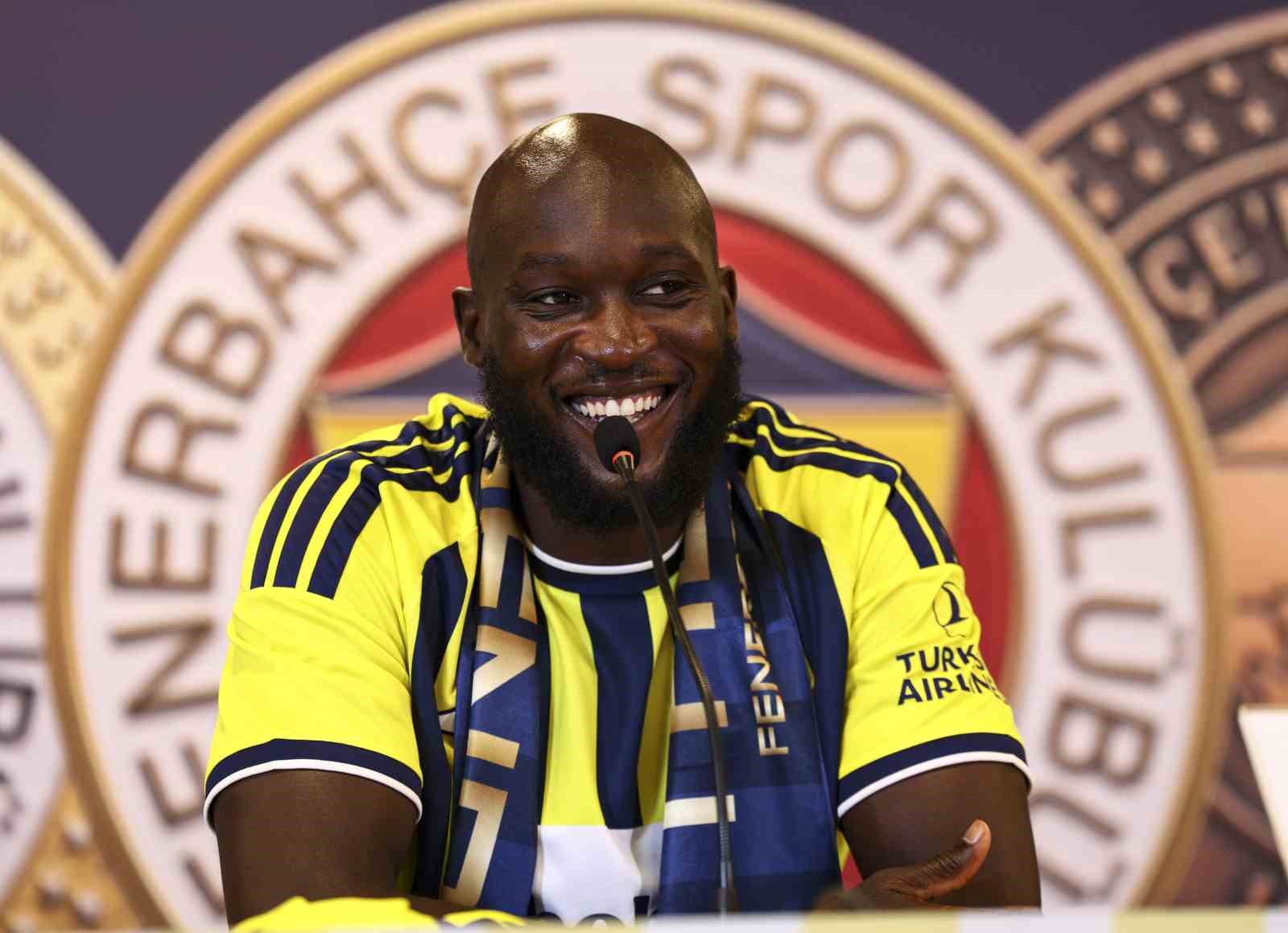 Romelu Lukaku, Fenerbahçe formasıyla basın toplantısında konuşurken.