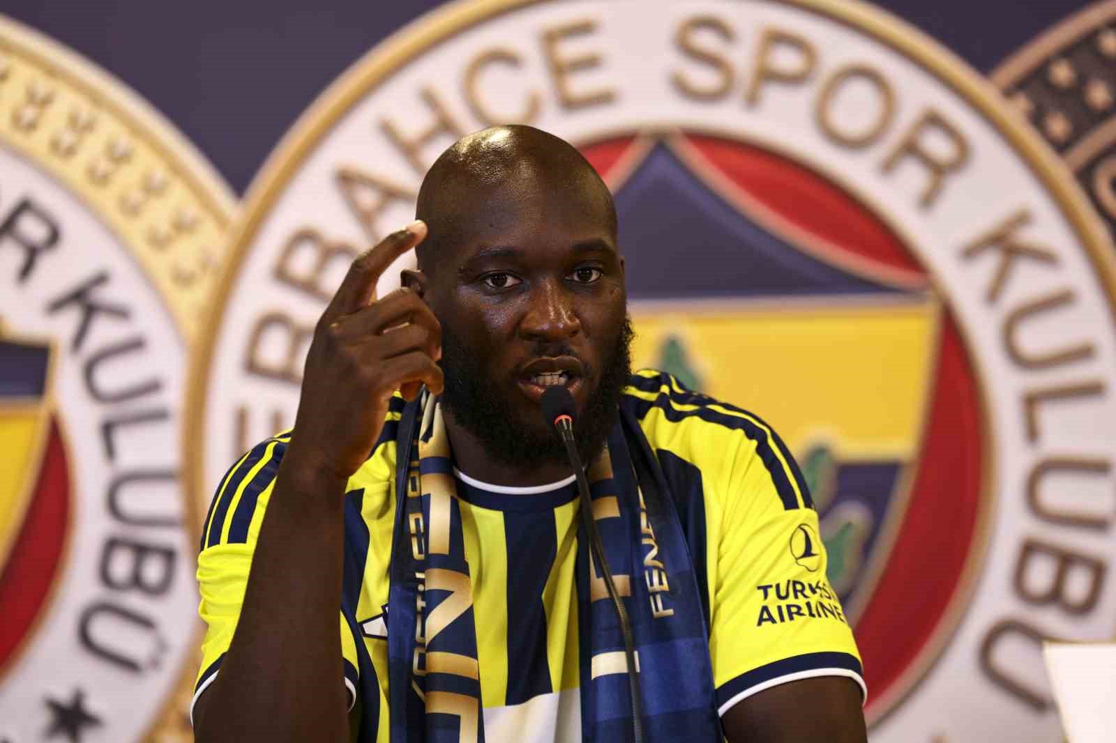 Romelu Lukaku, Fenerbahçe basın toplantısında açıklama yaparken el hareketiyle konuşuyor.
