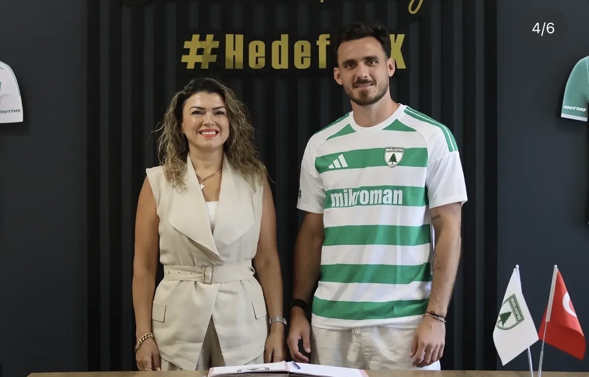 Gül Tütüncü ve Luis Enrique Del Pino Mago, Muğlaspor kulüp binasında imza töreninde.