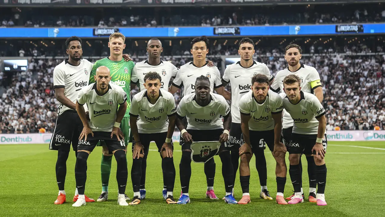 Beşiktaşlı futbolcular maç öncesinde takım fotoğrafı için sahada poz veriyor.