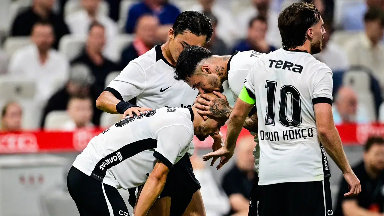 Beşiktaşlı futbolcular gol sevincinde bir araya geliyor.